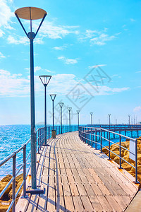 塞浦路斯利马索尔海面的列车前景图片