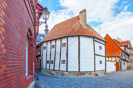 德国14世纪奎德林堡的街道和最古老木材建筑房背景图片