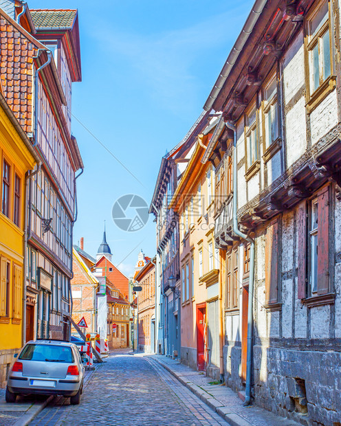 德国奎林堡的街道和旧木材建筑房图片