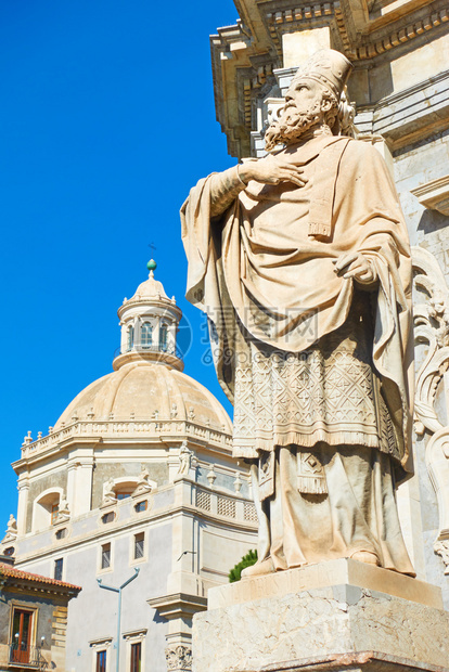 意大利西里卡塔尼亚圣阿加萨大教堂前圣詹姆斯雕像图片