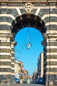 关闭PortaGaribaldi门1768年和意大利西里Catania的VittorioEmanuele街前景图片