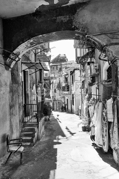 意大利西里卡塔尼亚市旧街房屋破不堪黑白形象图片