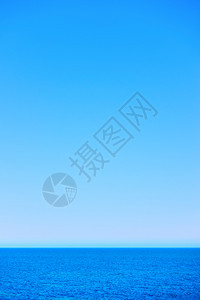 蓝海和清空天带有文字和背景空间的海图片