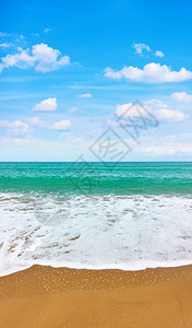 桑迪海滩浪柔软天空布满白云垂直背景和您自己的文字空间垂直背景图片