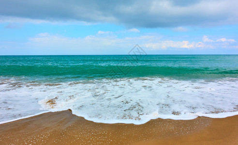 桑迪海边度假胜地滩沙和白泡沫波浪背景图片