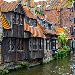 比利时布鲁日经运河建造的中世纪住宅图片