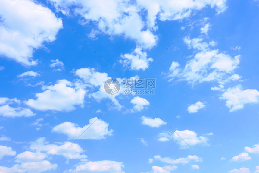 美丽的蓝色天空有白云背景有您自己文字的空间图片
