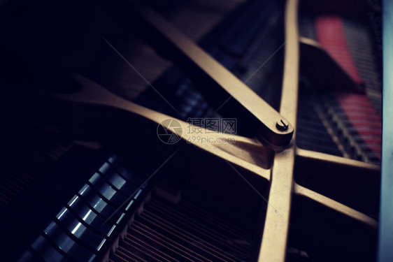 直立钢琴弦和针上调音键的内部分图片
