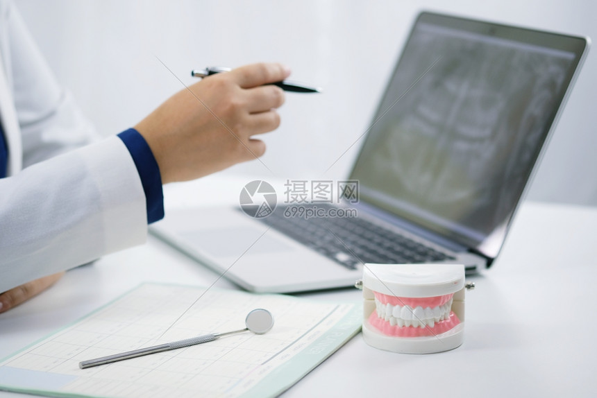 牙医在科办公室检查病人牙齿治疗图片