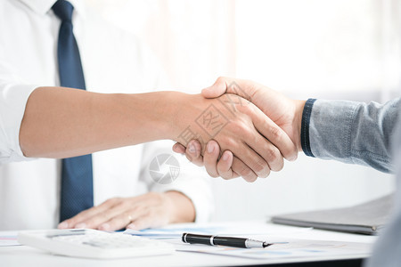 形象商业人握手伙伴关系会议的概念图片