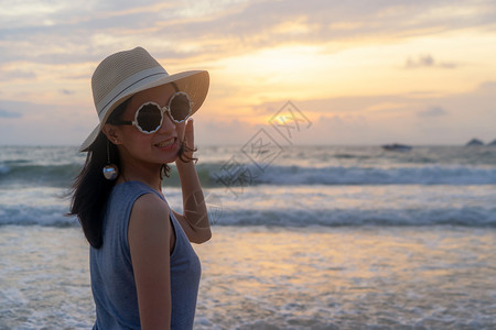 快乐的亚洲女在旅游度假期间在海滩上放松和享受快乐的亚洲女在日落时海洋或自然的室外度假泰国普吉图片