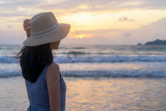 快乐的亚洲女在旅游度假期间在海滩上放松和享受快乐的亚洲女在日落时海洋或自然的室外度假泰国普吉图片