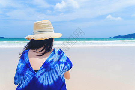 快乐的亚洲妇女在泰国普吉中午的海洋或自然户外旅行度假期间在海滩休闲和享受节日图片