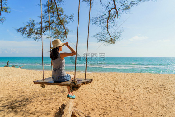 快乐的亚洲女在泰国普吉中午的海洋或自然户外度假旅行中在海滩上摇晃图片