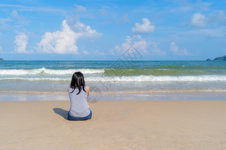 快乐的亚洲妇女在泰国普吉中午的海洋或自然户外旅行度假期间在海滩休闲和享受节日图片