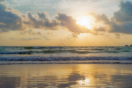 泰国安达曼海普吉滩日落时波浪自然天空背景图片