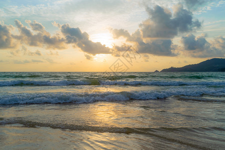 泰国安达曼海普吉滩日落时波浪自然天空背景图片
