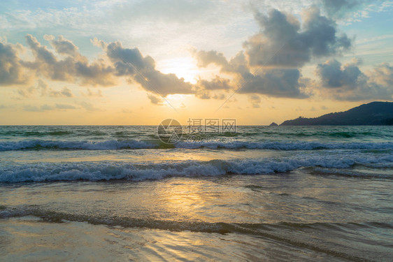 泰国安达曼海普吉滩日落时波浪自然天空背景图片