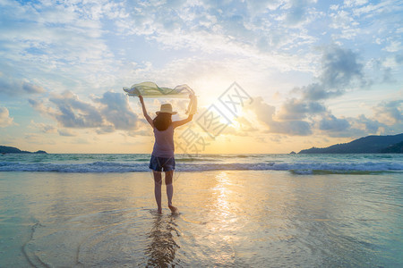 快乐的亚洲女在旅游度假期间在海滩上放松和享受快乐的亚洲女在日落时海洋或自然的室外度假泰国普吉图片