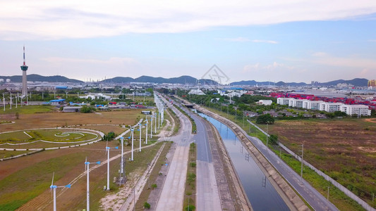 泰国ChonBuri的LaemChabang市进出口业务和物流国际货进出口业务中风力涡轮机和集装箱货的空中观察图片