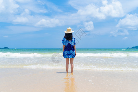 快乐的亚洲妇女在泰国普吉中午的海洋或自然户外旅行度假期间在海滩休闲和享受节日图片