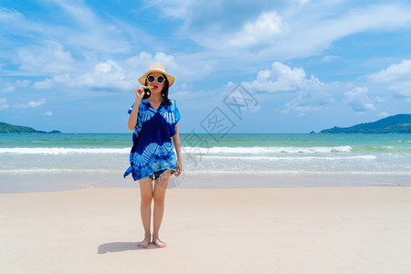 在泰国普吉中午的海洋或自然外度假期间在海滩吃西瓜冰淇淋的亚洲快乐妇女图片