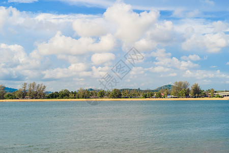 在泰国安达曼海普吉滩的波浪自然天空背景图片