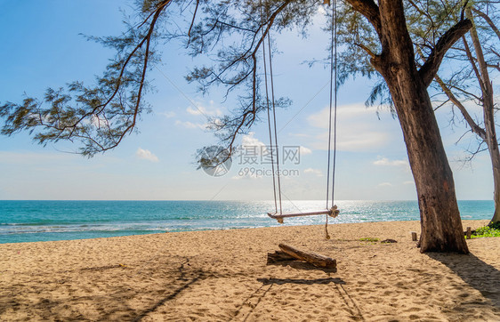 海滩附近游荡旅行和度假室外背景海洋或自然中午泰国普吉图片