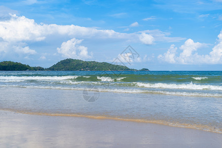 在泰国安达曼海普吉滩的波浪自然天空背景图片