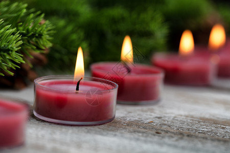 近距离观看传统的明亮圣诞节蜡烛底有常青树枝图片
