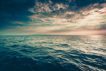 夜晚海平面云空晴朗的景象自然背观游艇色美丽的海洋日落图片