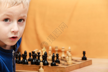 男孩在室内学会下棋图片