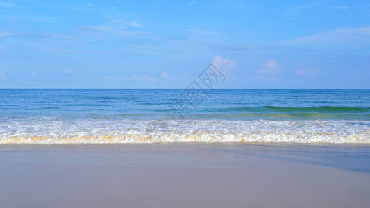 在泰国安达曼海普吉滩的波浪自然天空背景图片