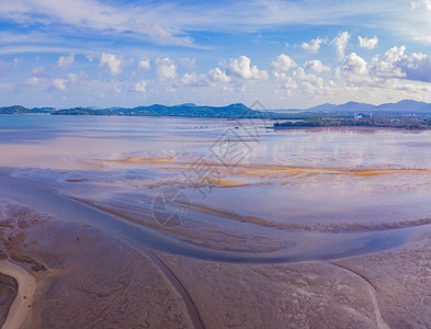 泰国普吉岛海滨棕浪沙丘或岩石图案纹理背景的空中观察图片