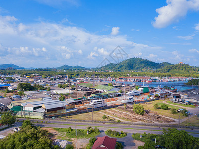 泰国传统亚洲捕鱼村的空中景象和海滨上的渔船普吉岛农村地区中午的住宅泰国图片