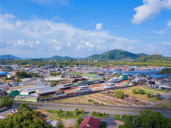 泰国传统亚洲捕鱼村的空中景象和海滨上的渔船普吉岛农村地区中午的住宅泰国图片