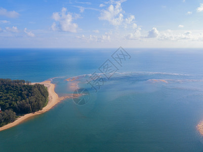 泰国普吉湾岛安达曼海湾岛岸夏季自然林树沙滩热带海和浪的空中景象图片