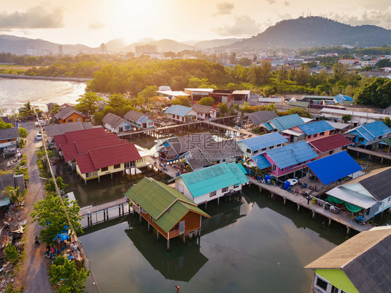 泰国海滨附近的传统亚洲捕鱼村的空中观察普吉岛农村地区日落背景的漂浮房屋泰国图片