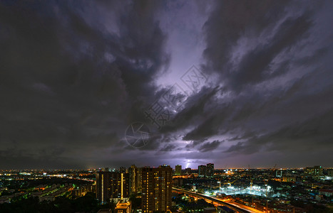 泰国首都曼谷市中心夜幕下的现实闪电力自然光效应明亮的辉图片