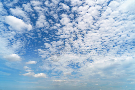 清蓝的天空有白毛云自然背景图片