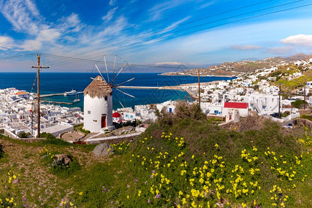 米科诺斯市乔拉与白色风车和老港在希腊风岛米科诺斯上希腊米科诺斯岛乔拉图片