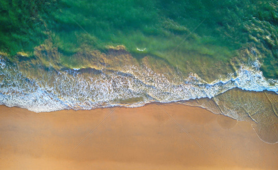 海滩的空中景象海浪滚入岸旅行空间复制假日室外背景安达曼海泰国普吉湾岛夏季安达曼海图片