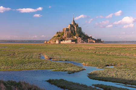 法国诺曼底著名的城堡圣米歇尔山和日落时的水草地圣米歇尔山诺曼底图片