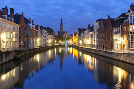 在比利时布鲁日夜里在比利时布鲁日夜里有一个中世纪童话城和Spiegelrei运河的景象城市在布鲁日夜里老城图片