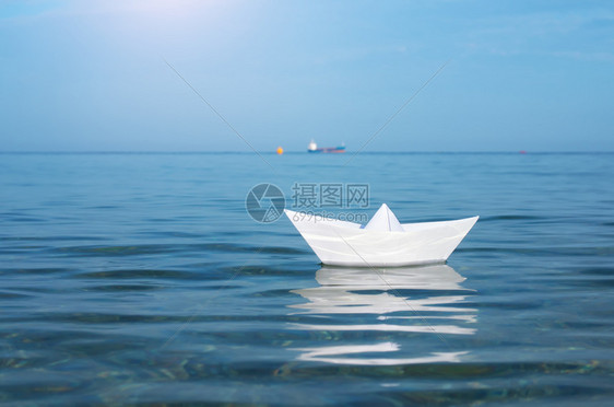纸玩具船和深蓝海概念设计图片