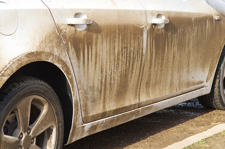 一辆沾满污泥的白色汽车图片