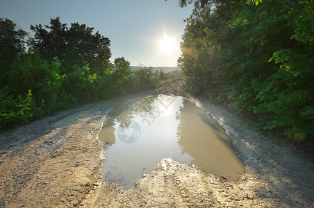 公路上的水池子图片