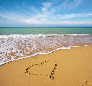 沙滩上的心浪漫成份背景图片