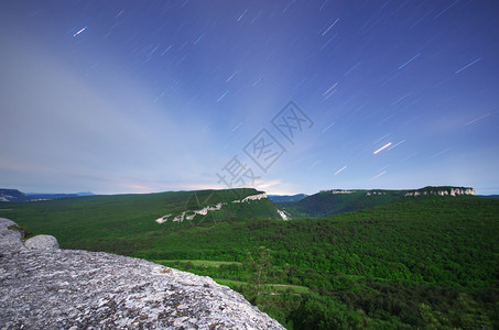 恒星足迹和山峰自然的构成图片