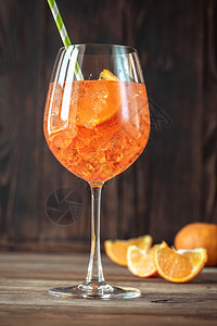 生锈背景上的AperolSpritz鸡尾酒杯高清图片